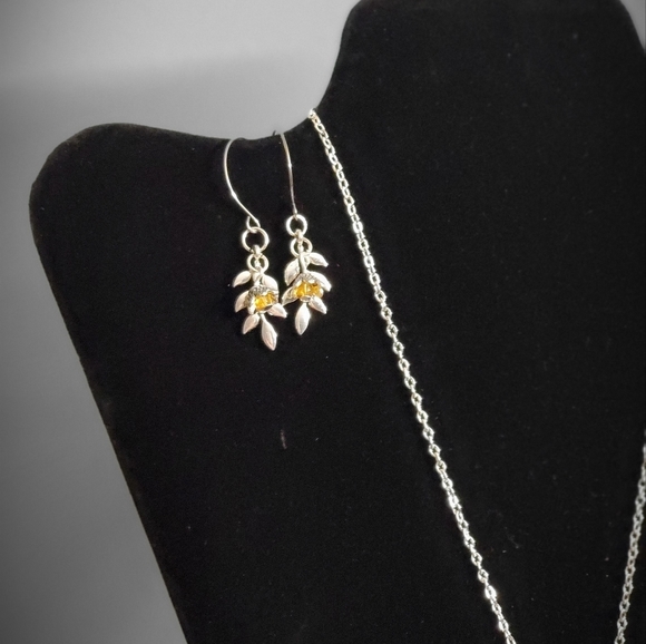 Silver chain necklace with flower branch pendant, and willow branch earring - Picture 1 of 4